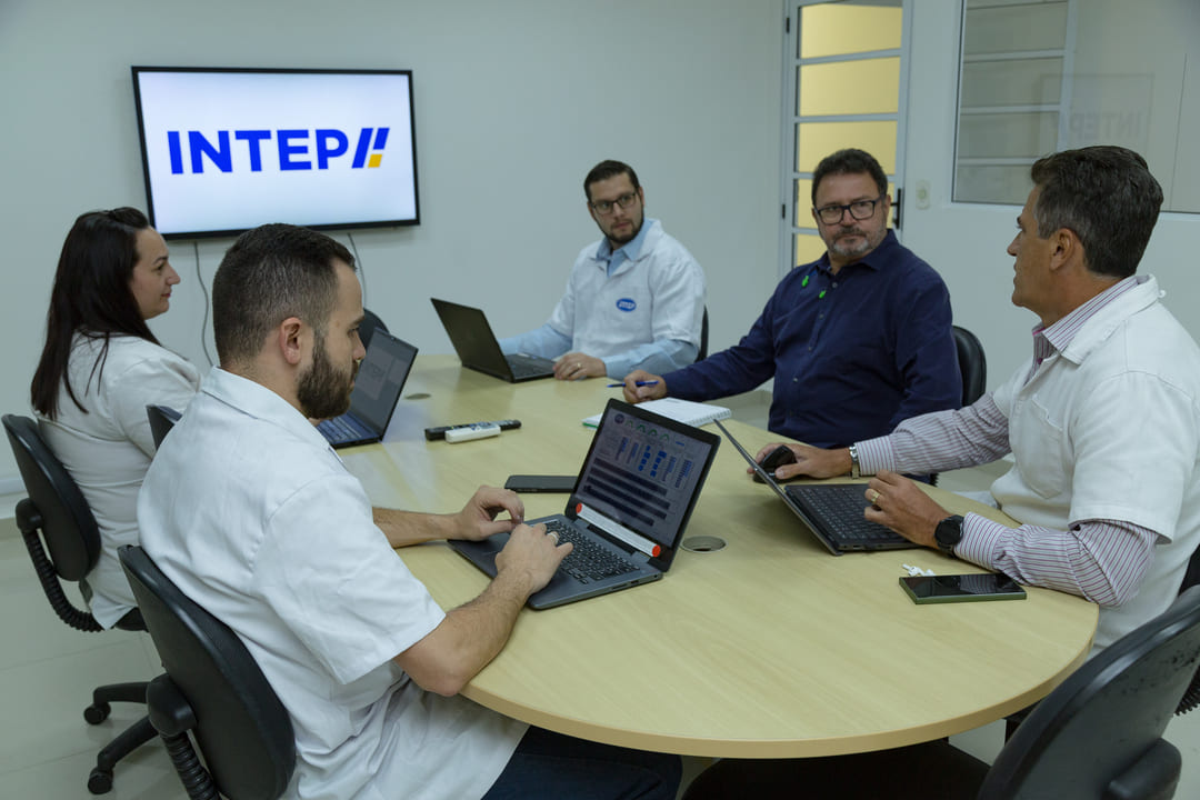 Reunião de negócios da Intep Plásticos.