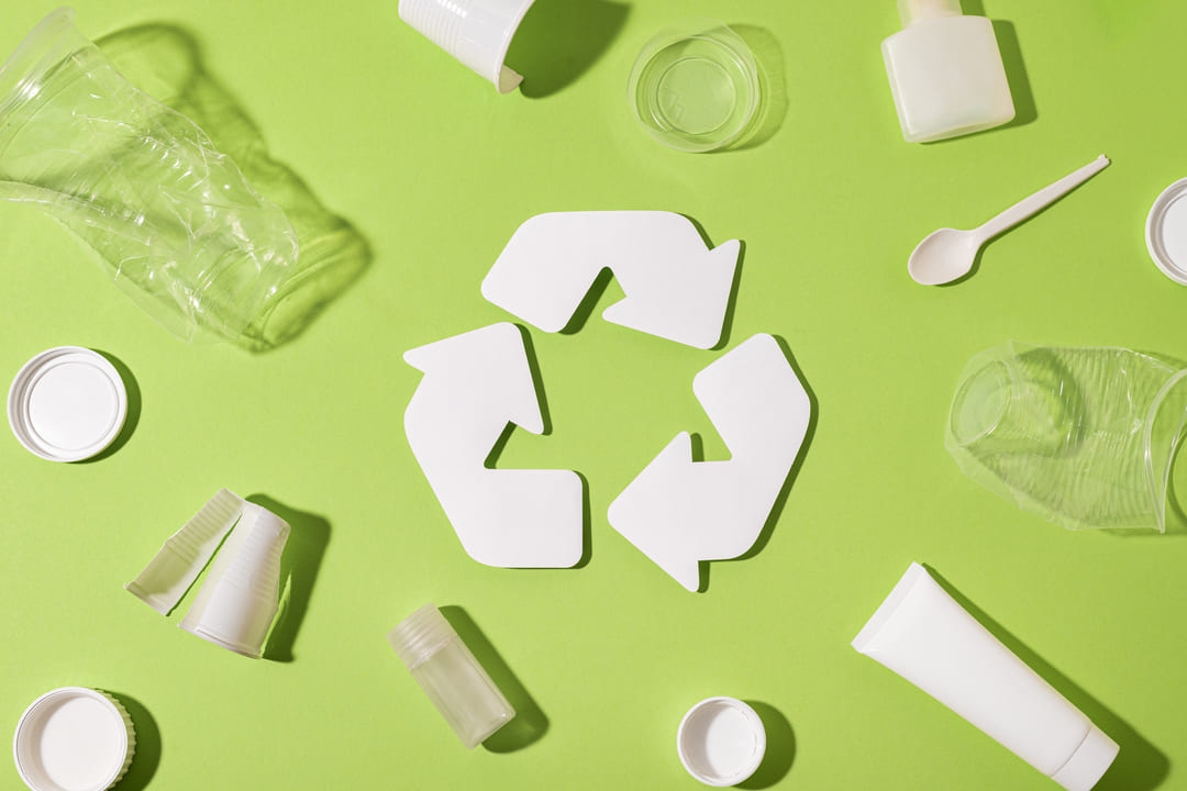 Plástico verde com várias embalagens do material próximas.